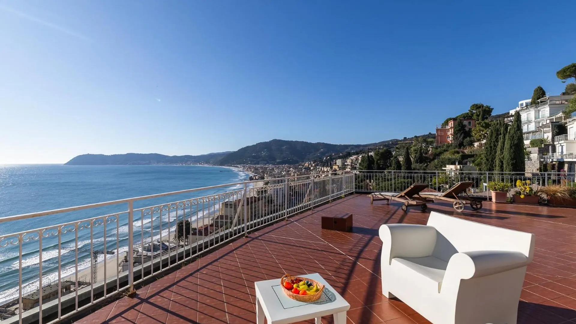 Hostdomus - La Terrazza Sul Mare contacts